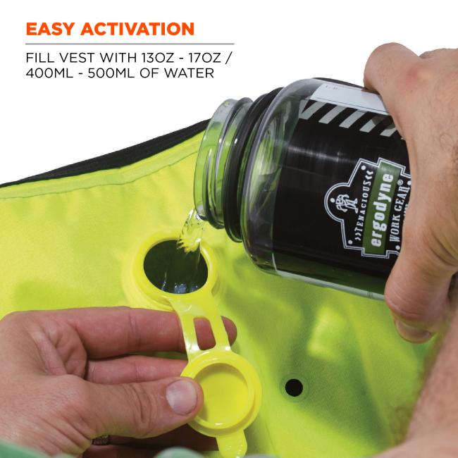 Easy activation: fill vest with 13oz-17oz / 400ml-500ml of water. Image shows person pouring water into vest. 