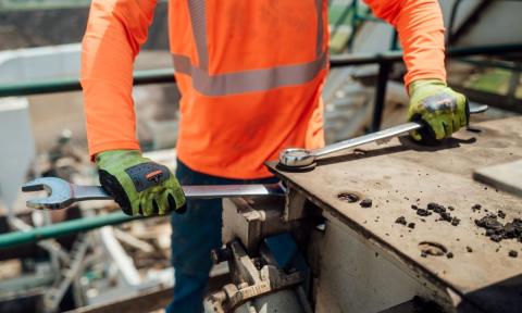 Working handling tools while wearing work gloves