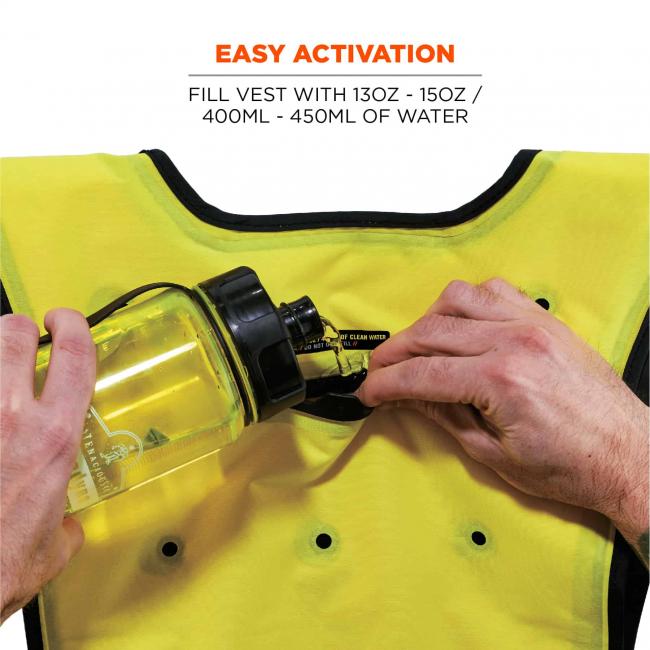 Easy activation: fill vest with 13oz-15oz / 400ml-450ml of water. Image shows person pouring water into vest. 