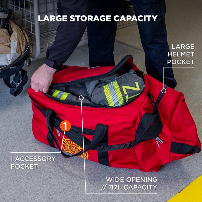 Large storage capacity: large helmet pocket. Wide opening // 117L capacity. 1 accessory pocket. 
