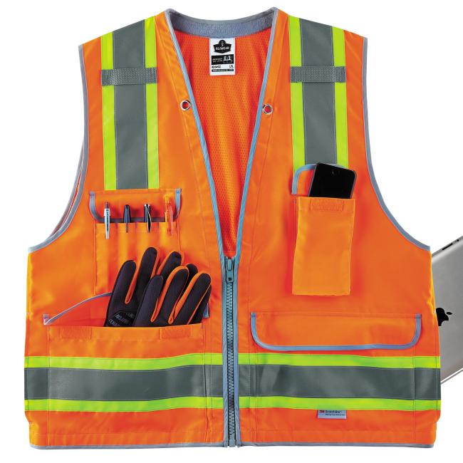 Vest with propped pockets.