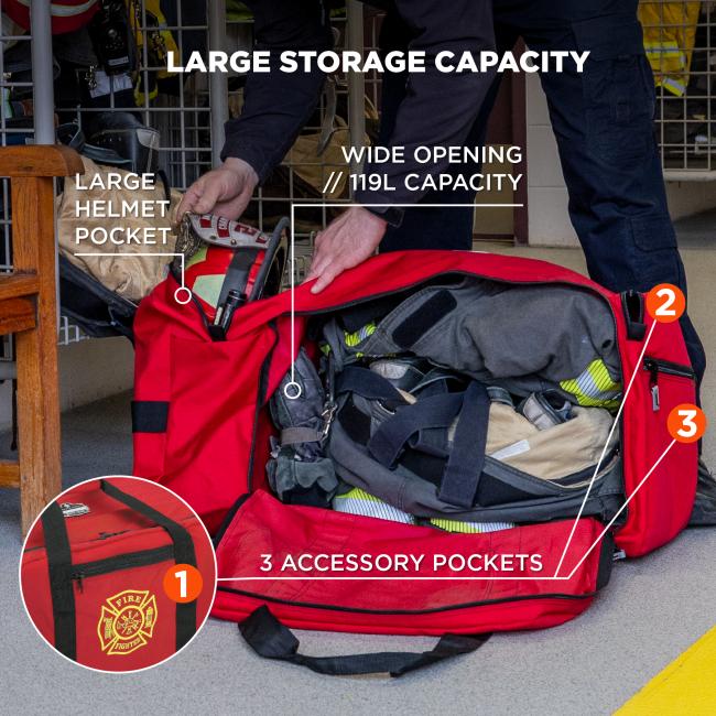 Large storage capacity: large helmet pocket. Wide opening // 119L capacity. 3 accessory pockets.