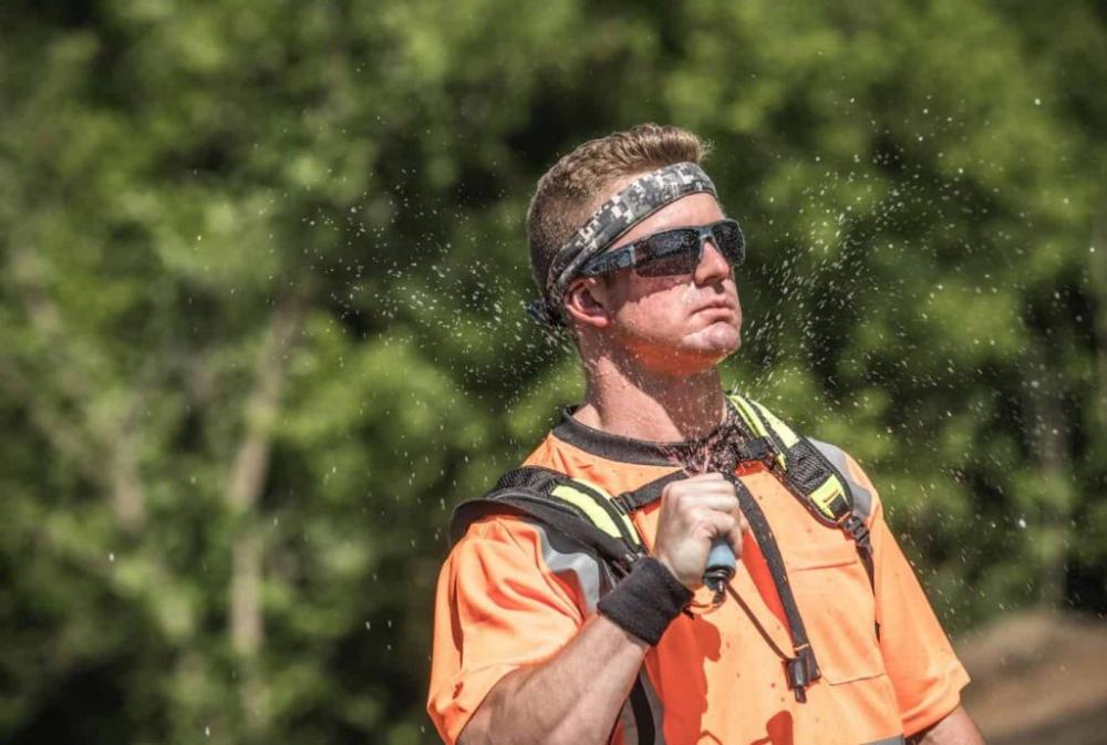 Cooling down by spraying water on face