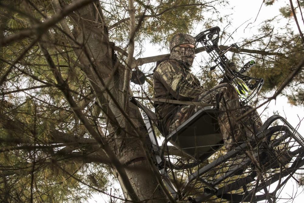 hunter in camoflauge in tree stand